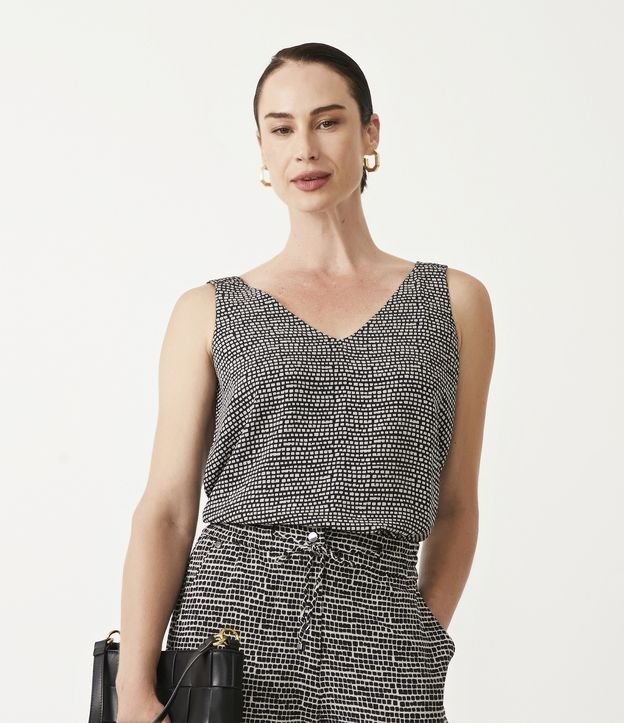 Blusa Regata com Decote V e Estampa Mini Quadrados