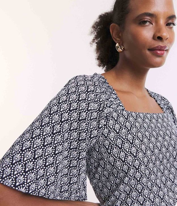 Blusa Manga Curta Ampla em Viscose com Estampa Geométrica