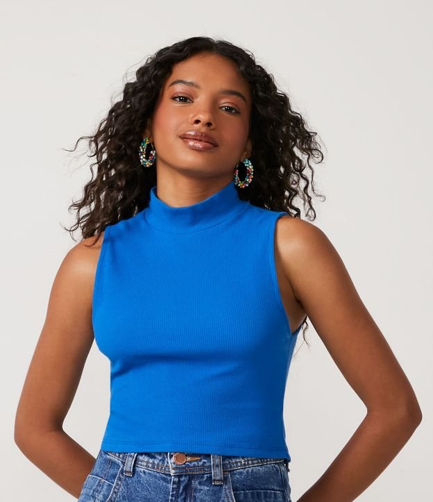 Blusa Cropped Básica sem Manga em Algodão com Gola Alta