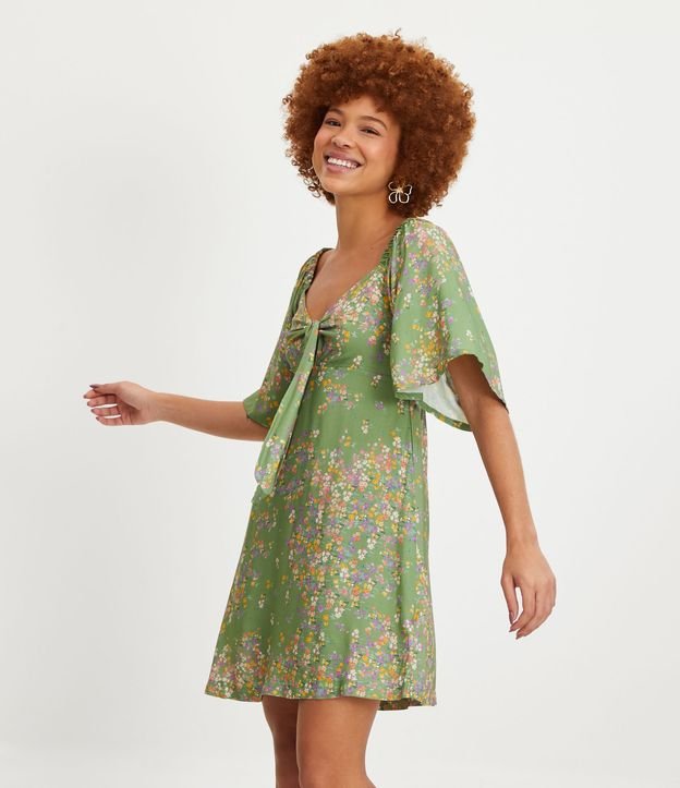 Vestido em Viscose com Laço no Busto e Estampa Floral