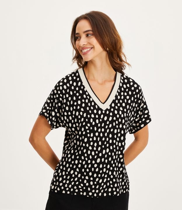 Blusa Em Viscose Com Decote V E Estampa Poá