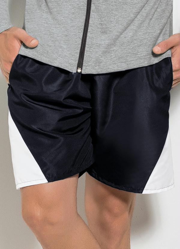 Bermuda Preta e Branca com Bolsos e Recortes