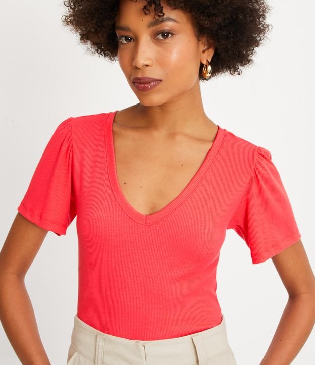 Blusa em Viscose Canelada com Pregas nos Ombros