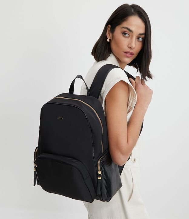 Mochila com Zíperes Contrastantes e Bolsinhos Lizzard