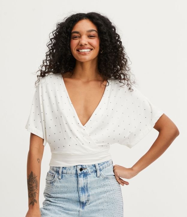 Blusa Cropped em Viscose com Manga Curta e Brilhos