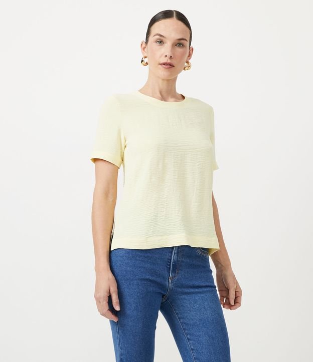 Blusa com Abertura nas Costas e Detalhes Pespontados