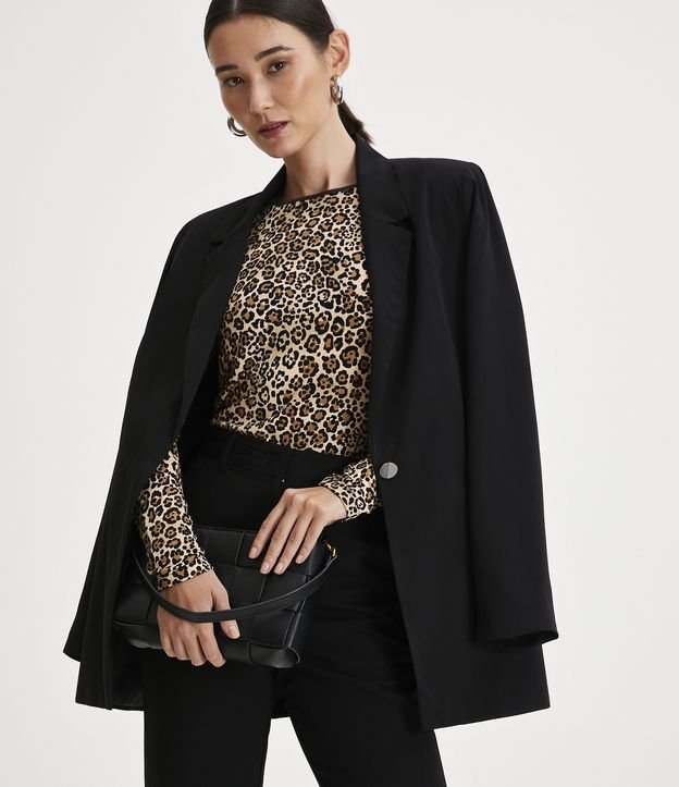 Blusa em Meia Malha com Detalhe na Gola e Estampa Animal Print de Onça