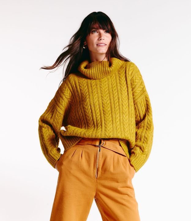 Suéter em Tricô com Gola Alta e Ponto Trabalhado Amarelo