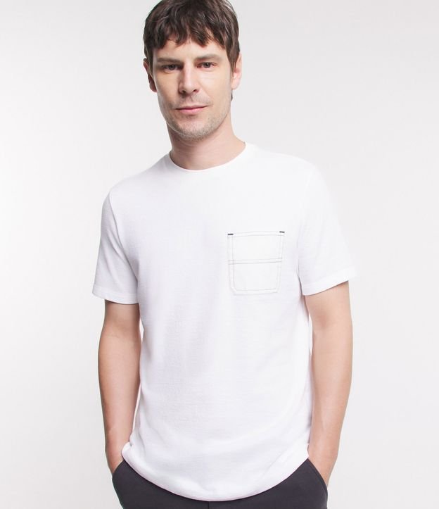 Camiseta Regular Texturizada com Bolso e Costura Contrastante - Masculina