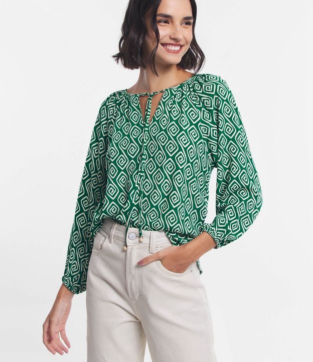 Blusa em Viscose com Amarração na Gola e Estampa Espirais