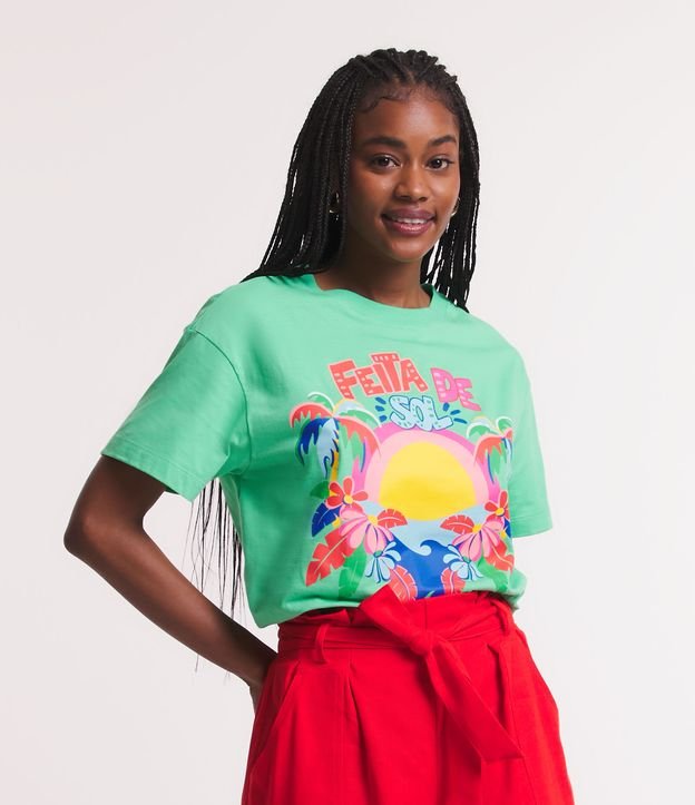 Blusa T-shirt em Meia Malha com Estampa Tropical Feita de Sol