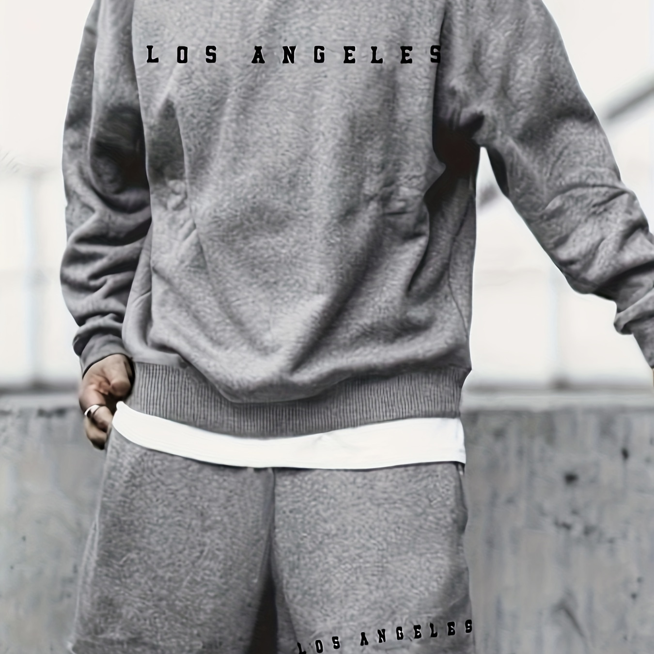 Conjunto de duas peças masculino com estampa de letras de Los Angeles, composto por blusa de manga comprida com gola redonda e shorts com cordão e bolsos, ideal para esportes ao ar livre, confortável e versátil.