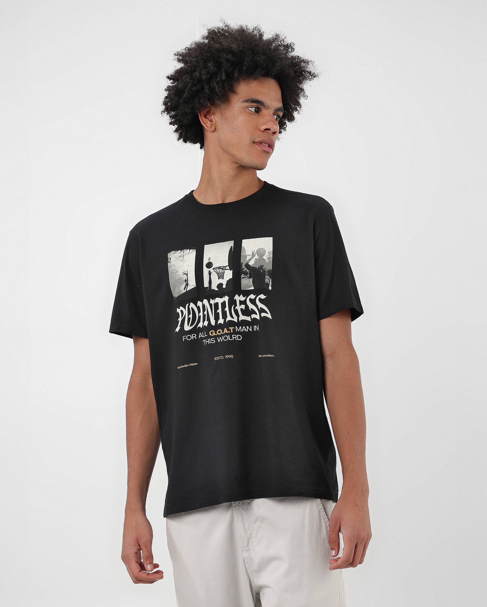 Camiseta masculina regular jogando basquete goat preta | Pool by