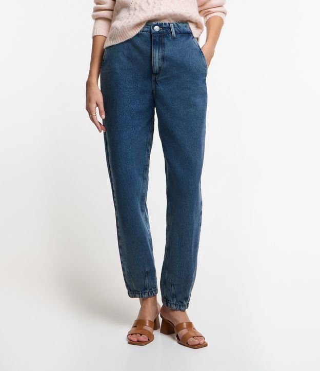 Calça Mom em Jeans com Bolsos e Elástico no Cós