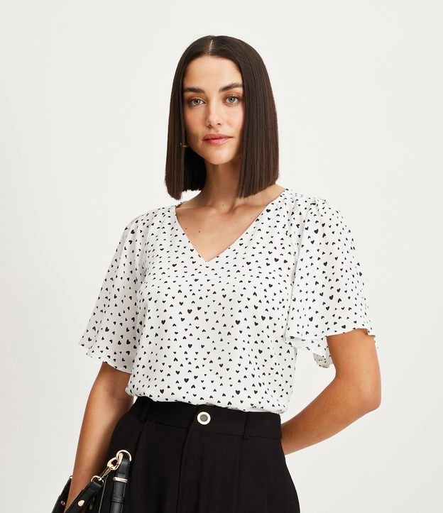 Blusa Manga Evasê em Crepe com Coraçõezinhos Estampados - Tam PP