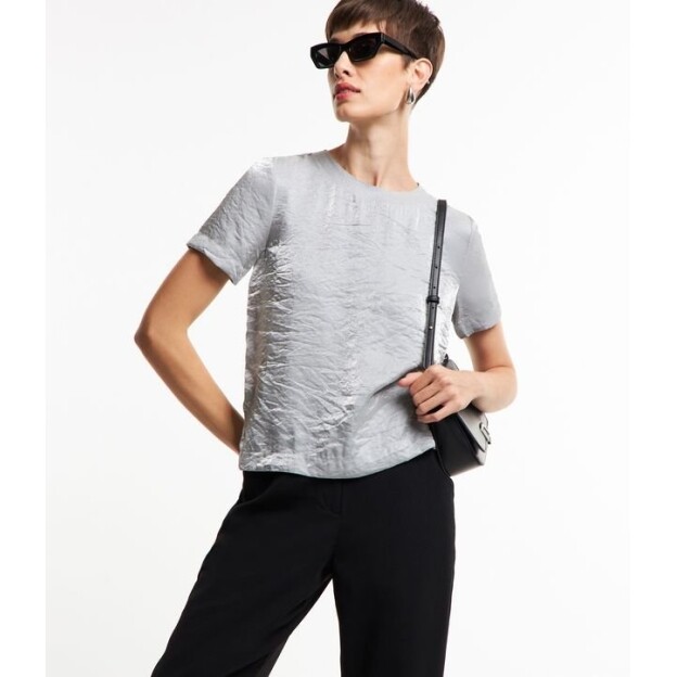 Blusa com Botão nas Costas e Superfície Metalizada