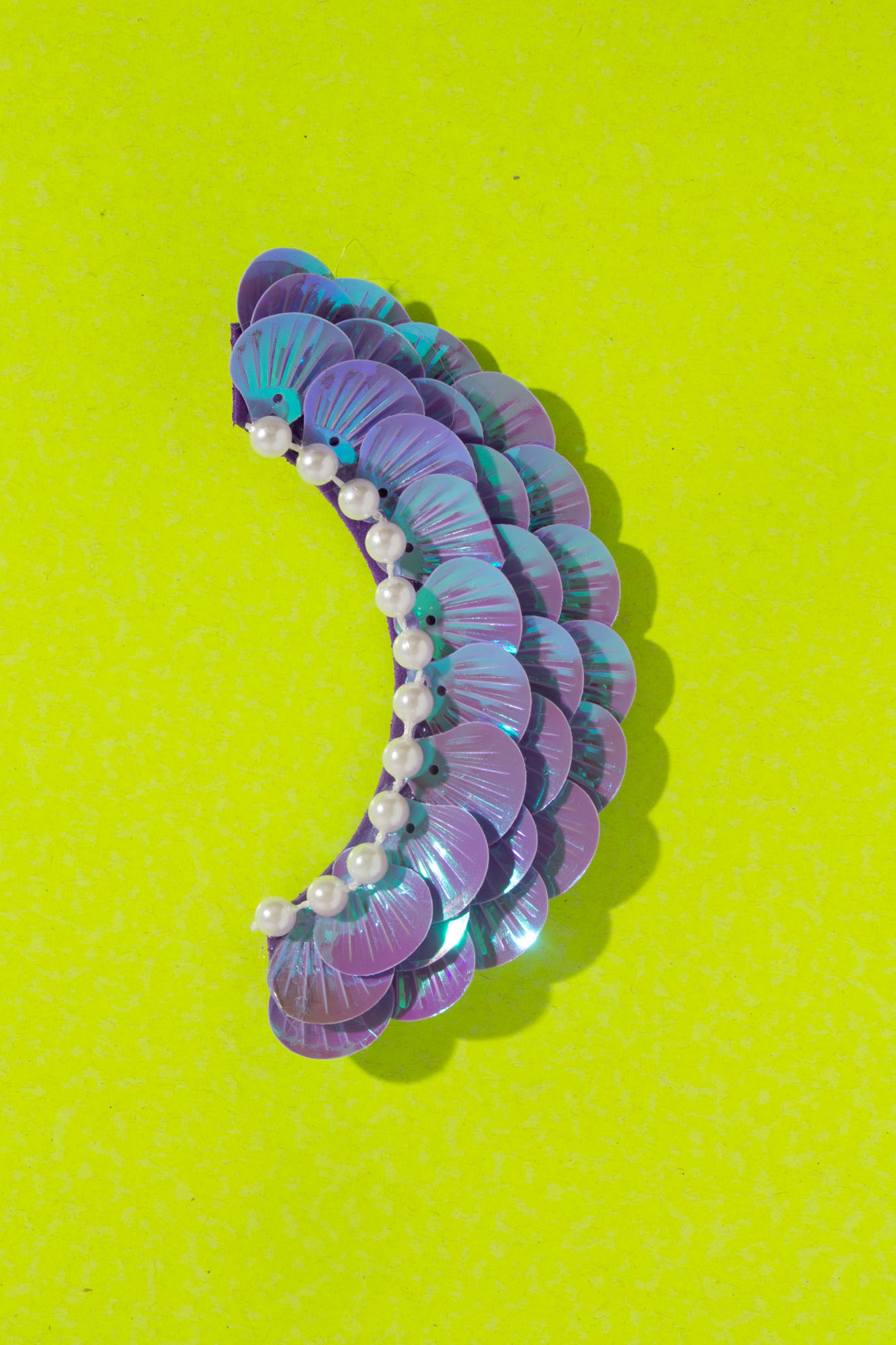 Presilha Ear Cuff Carnaval Conchas Roxa e Pérolas