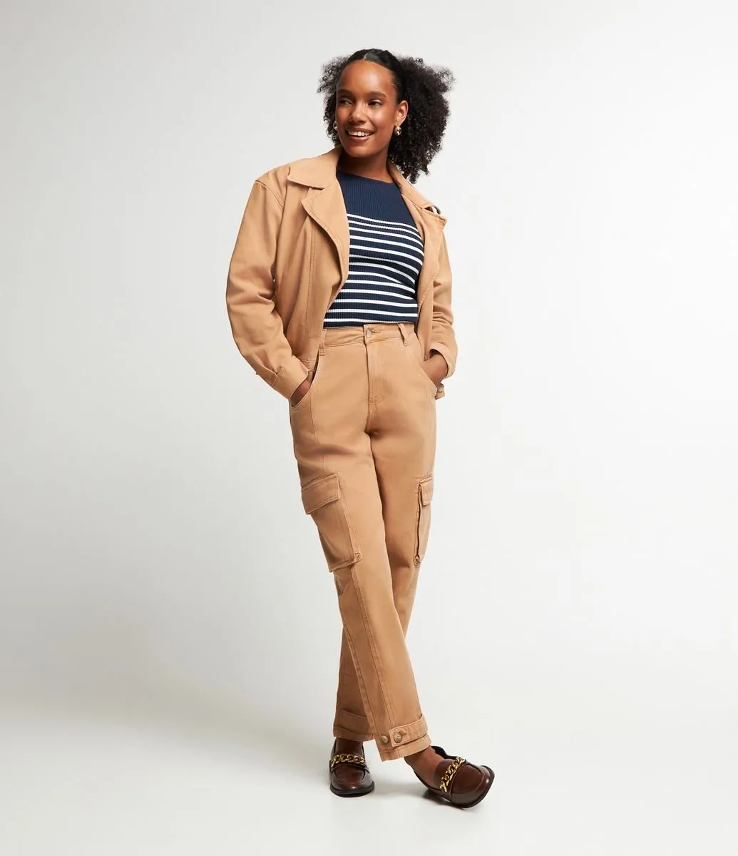 Calça Cargo em Sarja com Detalhe de Abotoamento na Barra Marrom Caramelo