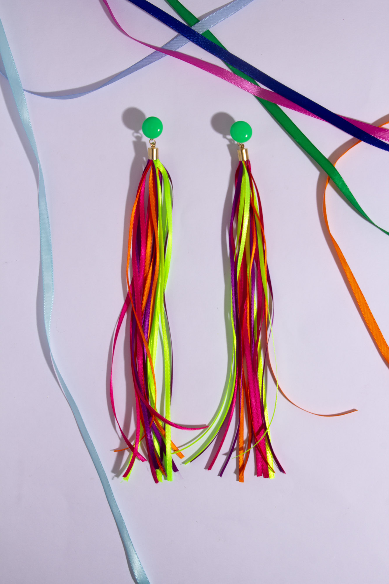 Brinco De Carnaval Com Bolinha Verde e Fitas De Cetim Colorida