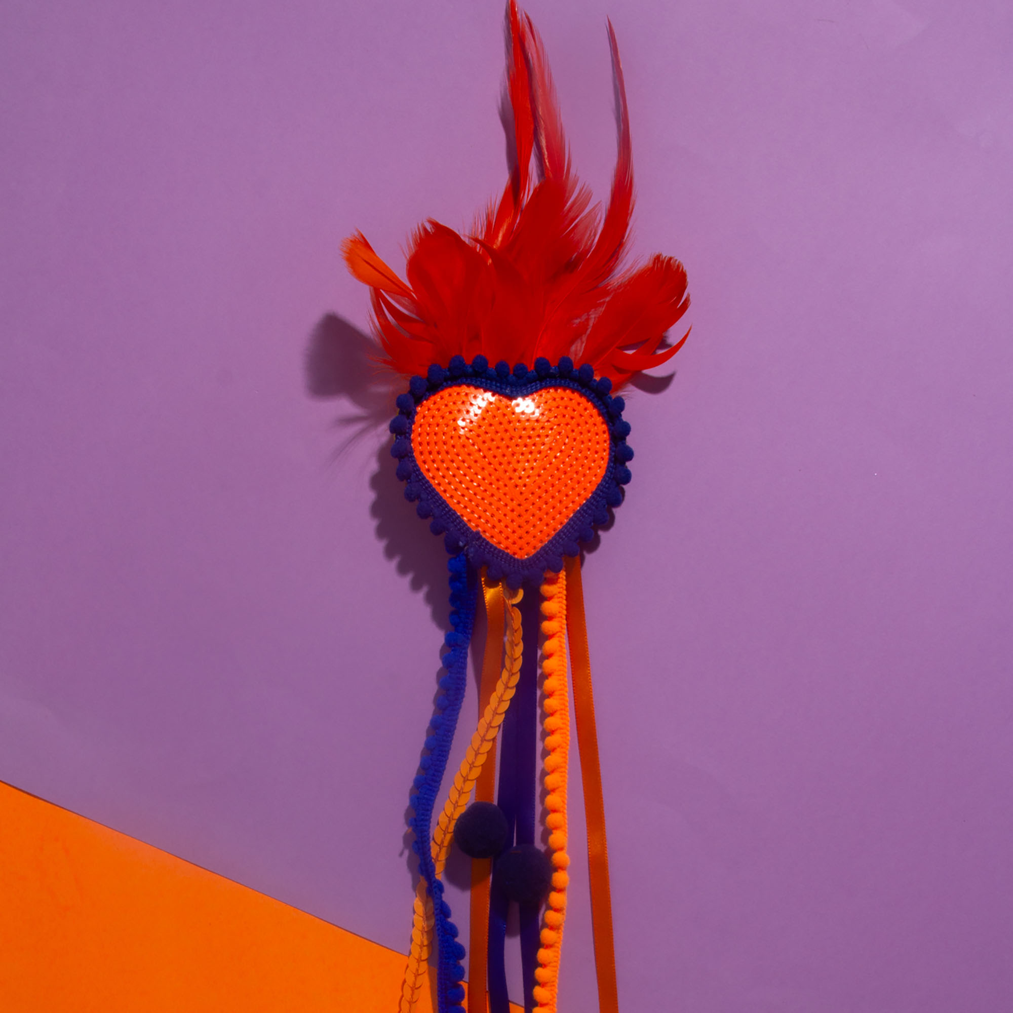 Presilha Carnaval Coração e Plumas Laranja e Detalhes Azul
