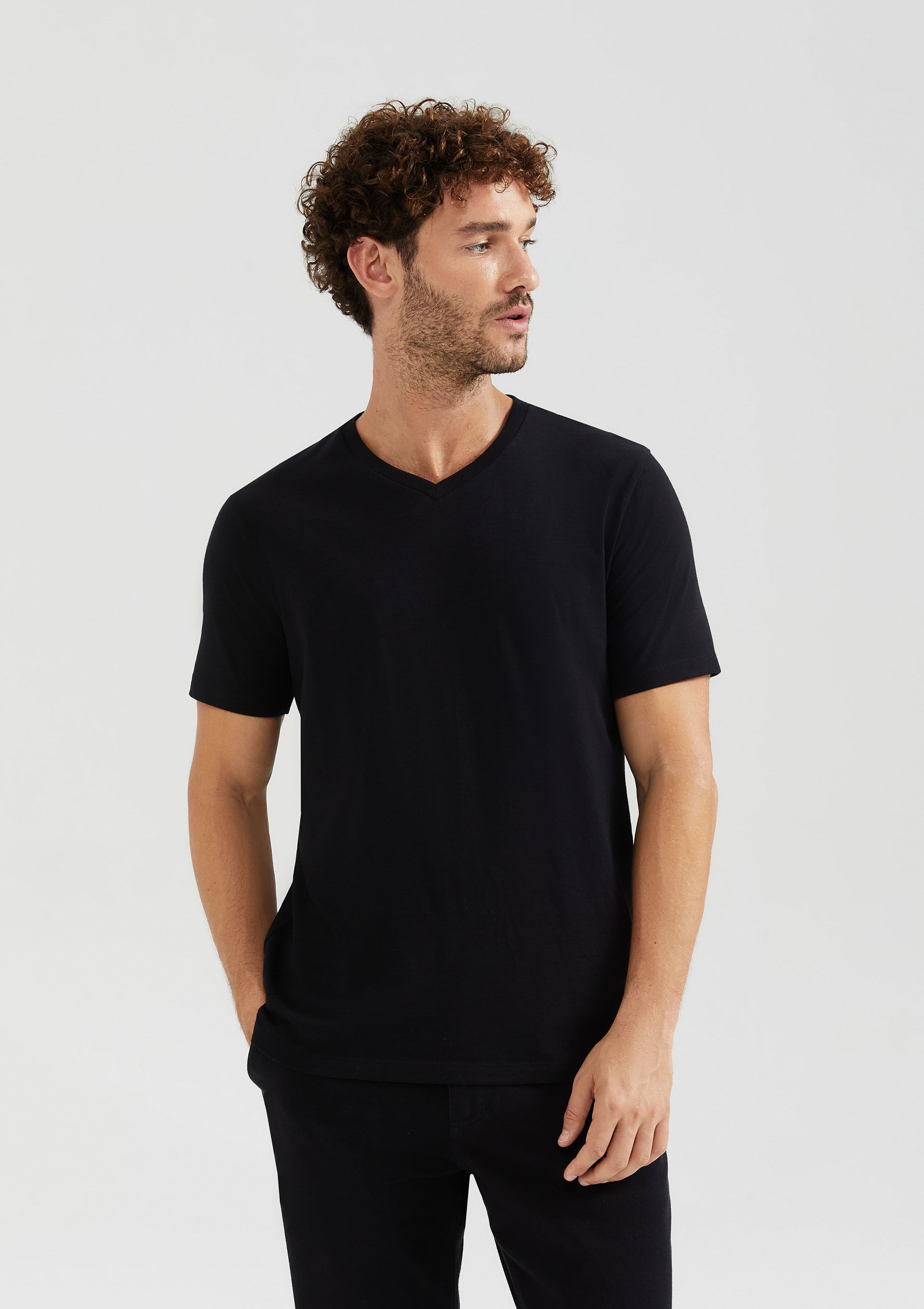 Camiseta Básica Masculina Slim Gola V Em Malha Flamê - Preto