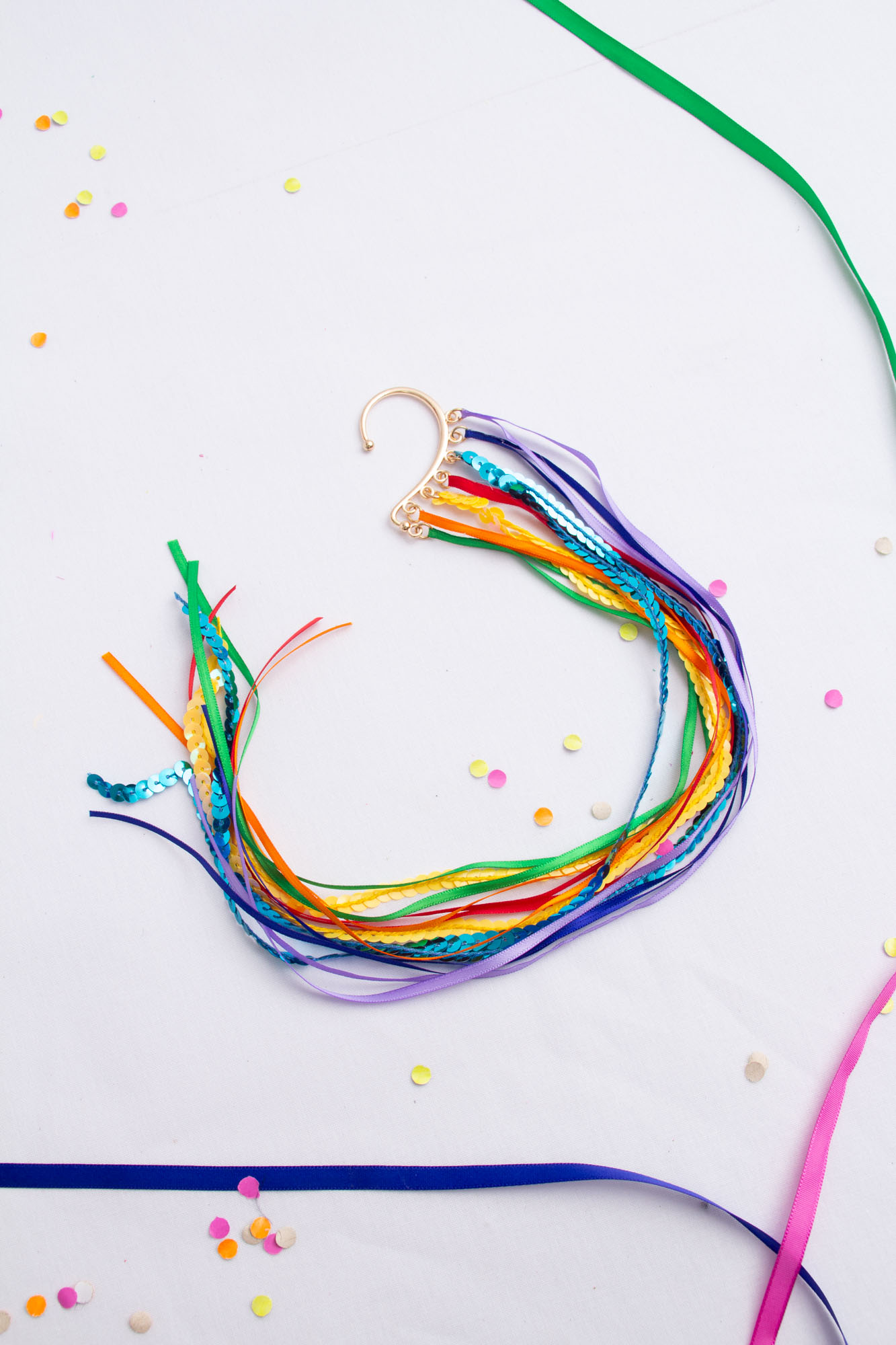 Ear Cuff Carnaval Dourado Com Fitas de Cetim e Paetês Colorido