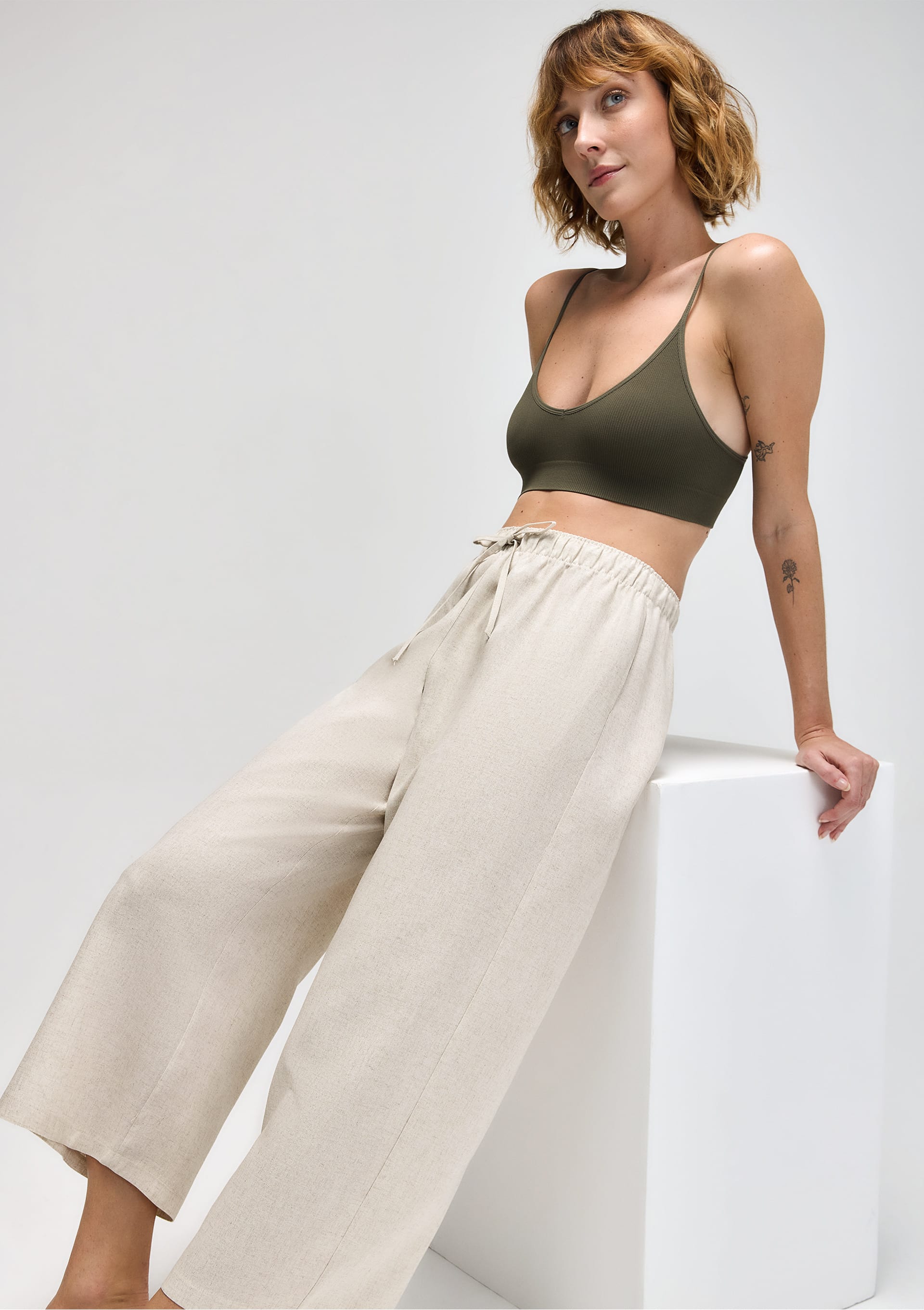 Calça Feminina Pantacourt Com Linho - Off white  - Hering