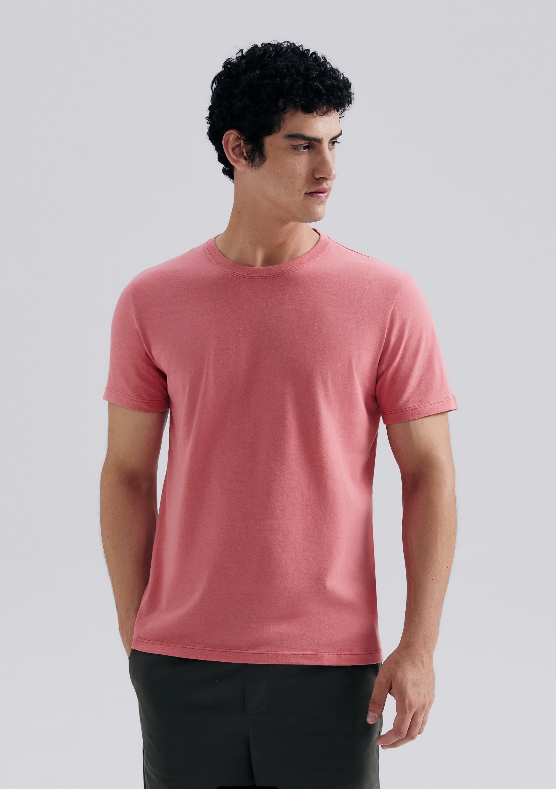 Camiseta Unissex Mangas Curtas World Amarelo ou Vermelho Hering