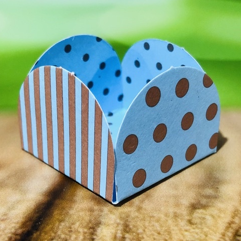 50~350 Forminhas Listras Poá Azul/Marrom Para Doces 4 Pétalas 3,3X3,3X2,2  10.35 (Nc Toys Simples)