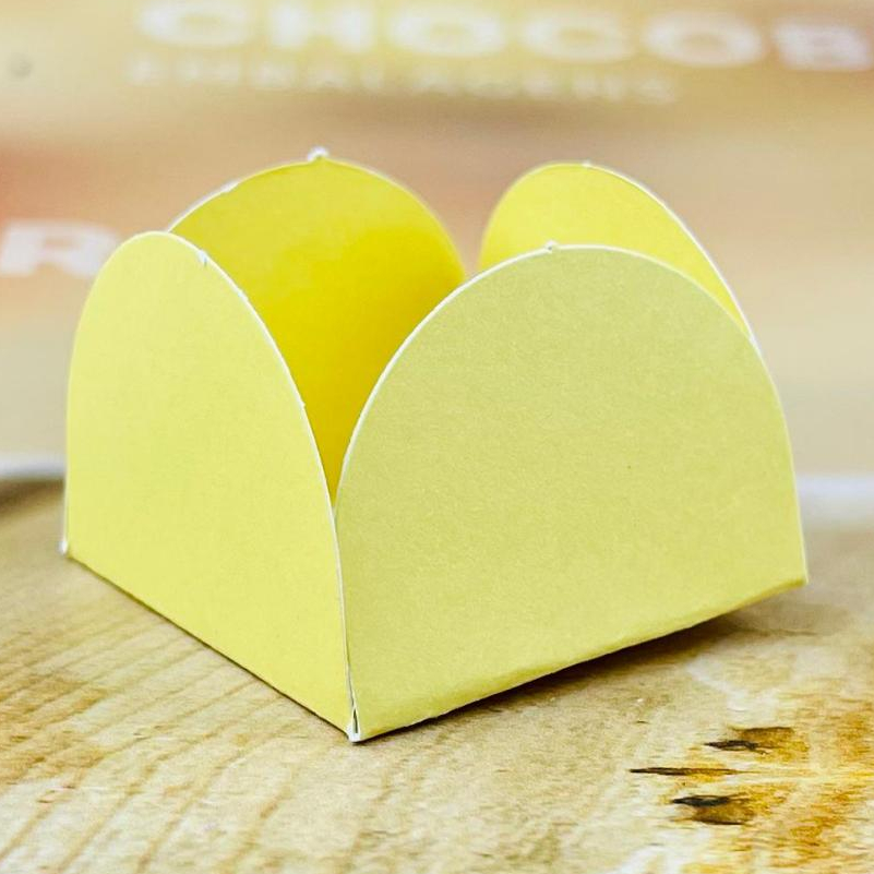 50~450 Forminhas Amarelo Queimado Para Doces 4 Pétalas 3,3X3,3X2,2  10.60 (Nc Toys Simples)