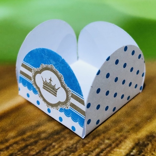 50  forminhas 4 Pétalas para doces TEMA PRÍNCIPE REALEZA COROA AZUL 44.3...